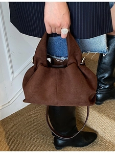 Sac nuage en daim mat marron avec texture froncée et bandoulière réglable chic