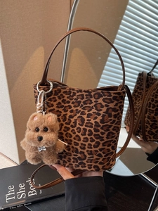 Sac seau en simili daim léopard avec peluche de chien et bandoulière marron foncé