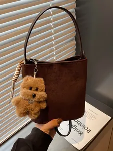 Sac seau en daim marron pour femmes avec pendentif chien en peluche et poignée solide