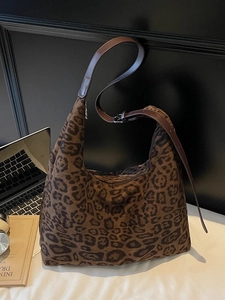 Fashionable leopard print tote bag with adjustable leather strap and large capacity