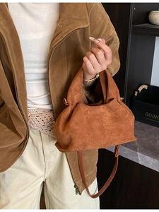 Sac nuage en daim marron avec texture plissée et bandoulière réglable tendance
