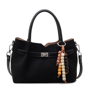 Elegante bolso de ante negro con colgante de cuentas de madera y cierre de giro plateado