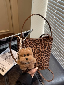 Sac seau rétro imprimé léopard avec bandoulière en cuir brun et breloque chien peluche