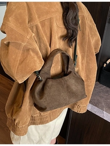 Sac nuage en daim givré marron foncé avec plis élégants et bandoulière réglable chic