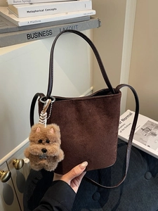 Sac seau en daim marron foncé avec charme d'ours en peluche et double bandoulière