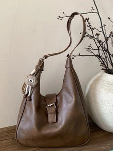 Sac à Épaule en Cuir PU Rétro Grande Capacité pour Femmes Mode Couleur Unie Sac Fourre-Tout Hobo Avec Charme en Peluche