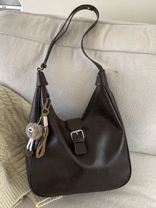 Sac fourre-tout rétro en cuir PU marron foncé avec pendentif ours sur canapé