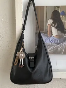 Sac bandoulière rétro noir en forme de croissant avec grand volume et pendentif peluche