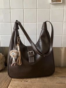Sac hobo vintage marron foncé en cuir mat avec pendentifs en peluche mignons