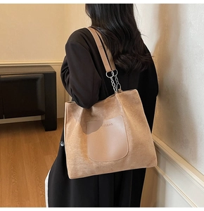 Detail of the large khaki tote bag featuring premium suede texture and chain strap