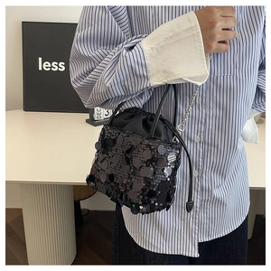 Détail du sac seau noir à paillettes avec cordon de serrage et chaîne argentée