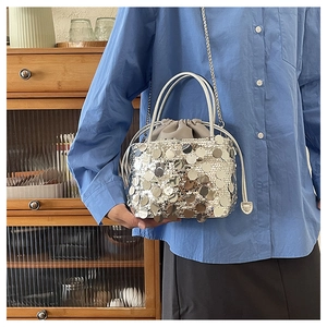 Détail du sac seau à paillettes argentées avec doublure et bandoulière chaîne
