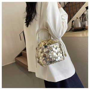 Détail du sac seau à paillettes avec cordon de serrage, chaîne et fini métallique