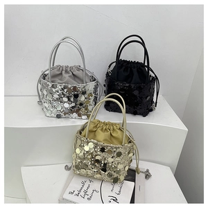 Détail des sacs seaux à paillettes en argent, noir et or avec bandoulières chaînes