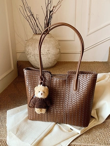 Sac Fourre-tout en Cuir PU Tissé pour Femmes Mode d'Automne Sac à Épaule Tendance Avec Charme d'Ours Grande Capacité