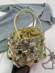 Sac bandoulière chic à paillettes argentées avec détails dorés et bandoulière chaîne