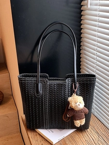 Grand sac cabas noir en cuir tressé avec pendentif ours pour la mode quotidienne chic