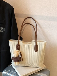 Grand sac cabas tissé avec anses en cuir marron et charm ours pour le travail quotidien