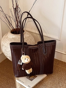 Sac cabas tissé marron avec surpiqûres contrastées et pendentif ours pour le bureau