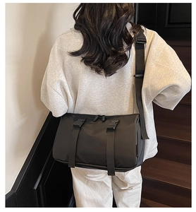 Rückansicht einer schwarzen Freizeit-Nylontasche mit verstellbarem Riemen und Klappe