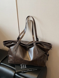 Retro brown large-capacity leather tote bag with glossy finish for daily commuting