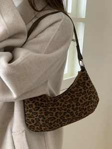 Borsa a spalla scamosciata leopardata con tracolla in pelle marrone per l'autunno