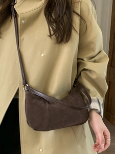 Borsa hobo in pelle scamosciata marrone scuro con design a mezzaluna e tracolla