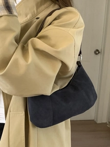 Borsa hobo minimalista in pelle scamosciata blu scuro con tracolla marrone e trench