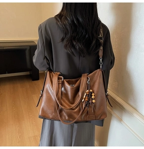Sac cabas en similicuir marron avec pompons en perles de bois en décor moderne