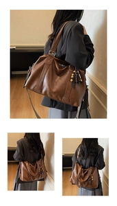 Détail du grand sac cabas marron foncé avec texture cuir et pompon en perles de bois