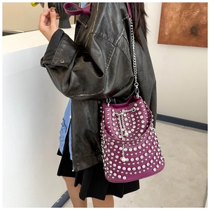 Lila Beuteltasche aus Leder mit Silbernieten, Kordelzug und Perlenketten-Riemen