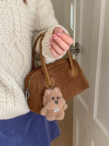 Braune Wildleder-Handtasche im Pillow-Design mit Plüsch-Hundeanhänger für Herbst und Winter