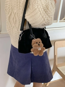 Vintage Boston Tasche aus schwarzem Wildleder mit süßem Bärenanhänger und Riemen