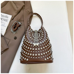Detail der dunkelbraunen Eimer-Tasche mit Silbernieten und Perlen am Kordelzug