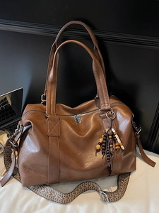 Sac à main vintage marron en similicuir avec bandoulière tissée et porte-clés