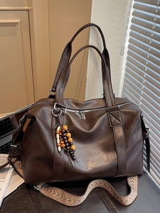 Grand sac cabas en similicuir marron avec pompon en perles et bandoulière tissée