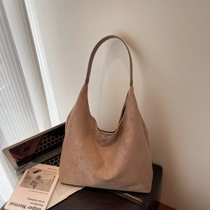 Bruine hobo-tas van imitatie suède met minimalistisch ontwerp voor dames in de herfst