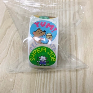 Details von Cartoon-Tier-Belohnungsaufklebern mit YUM- und SUPER JOB-Text in Verpackung