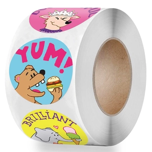 Rolle mit runden Tieraufklebern mit süßen Illustrationen und motivierenden Worten