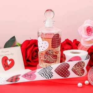 Rotolo di adesivi a forma di cuore con vari motivi per decorazioni di San Valentino