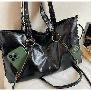 Details einer Vintage-Einkaufstasche mit geflochtenen Griffen und goldenen Ringen
