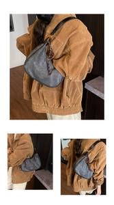 Détail du sac hobo gris vintage avec bandoulière contrastée et boucles dorées