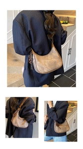 Détail du sac sous l'aisselle vintage avec texture vieillie et boucle en métal
