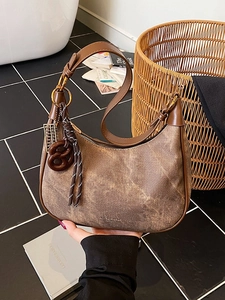 Sac à Bandoulière Hobo Vintage en Cuir PU et Denim Patchwork pour Femmes Sac Sous les Bras Rétro Demi-Lune Sac Bandoulière Décontracté Polyvalent Avec Pendentifs Décoratifs