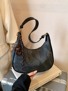 Sac sous le bras croissant en denim délavé gris avec bordure en cuir noir et détails dorés