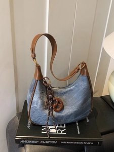 Sac hobo vintage en denim avec garniture en cuir marron et pompon décoratif