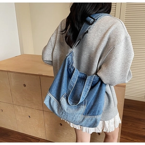 Vue arrière du grand sac à bandoulière en denim décontracté avec design patchwork