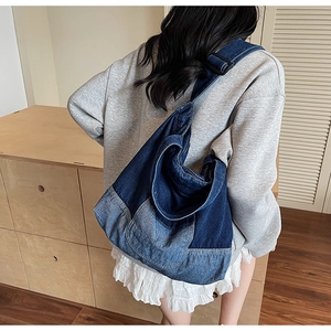 Vue détaillée d'un grand sac hobo en jean vintage avec un design en patchwork bleu