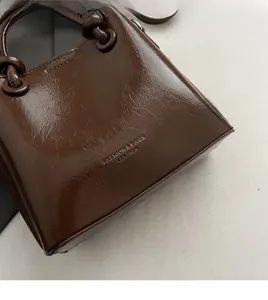 Dettaglio ravvicinato della pelle cerata marrone scuro con logo fashion in rilievo