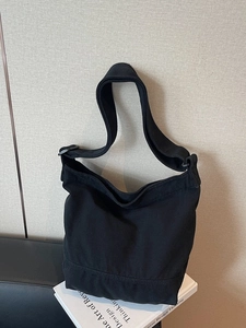 Sac fourre-tout minimaliste en toile noire pour femme avec bandoulière réglable